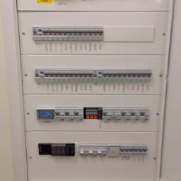Rozdzielnica elektryczna w lokalu usługowym z elementami automatyki i pomiaru zużycia energii. Klient biznesowy.