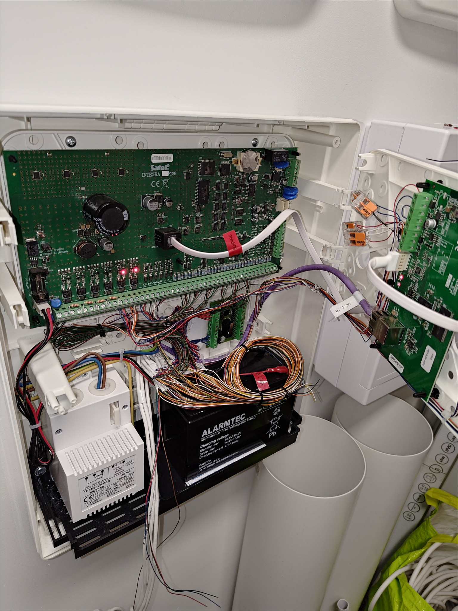 Realizacja systemu alarmowego dla lokalu usługowego. Klient biznesowy.