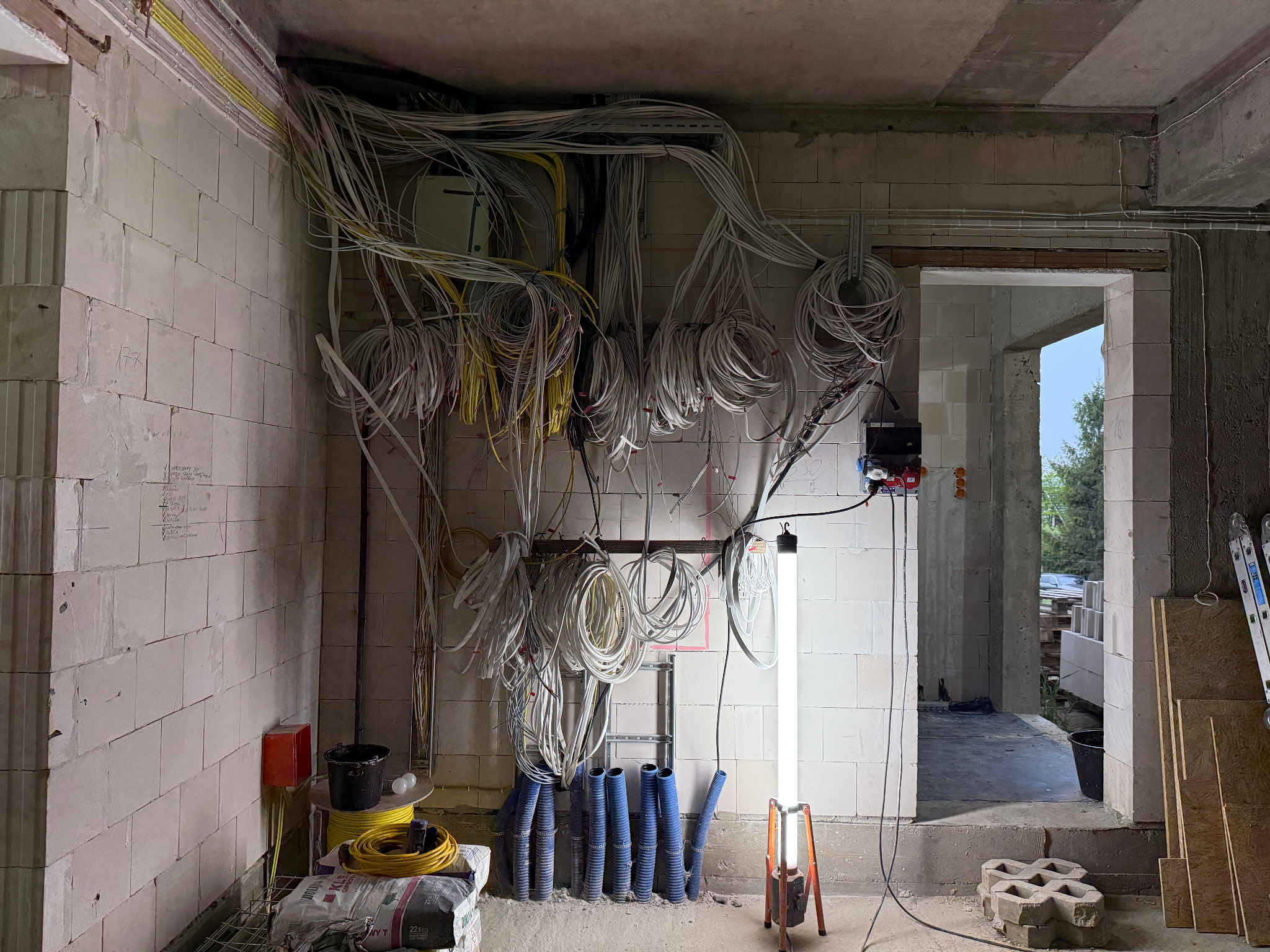 Okablowanie przygotowane pod rozdzielnicę w systemie smart home. Klient indywidualny.