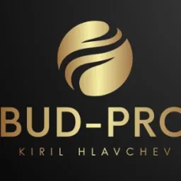 Złote logo firmy Bud-Pro Kiril Hlavchev na czarnym tle. Okrągły symbol z trzema liniami wewnątrz. Elegancki i profesjonalny design.