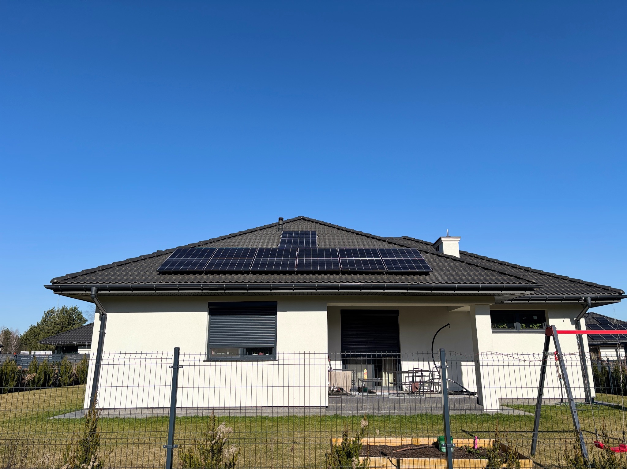 Instalacja fotowoltaiczna w układzie południowy-wschód, południowy-zachód. Energia dostępna od rana do wieczora.