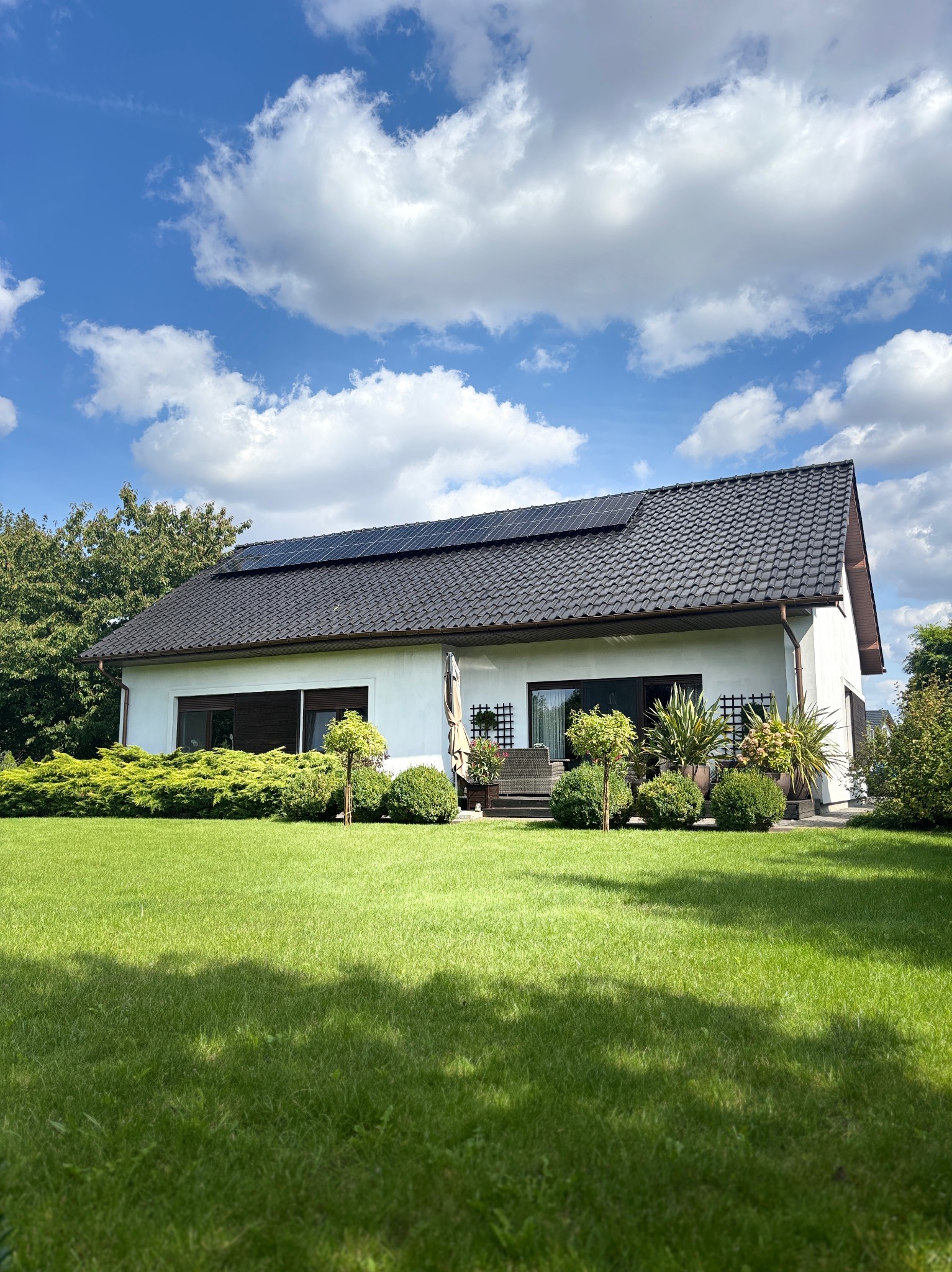 Instalacja fotowoltaiczna - 10 szt modułów w czarnej ramię, montaż na dachowce ceramicznej.