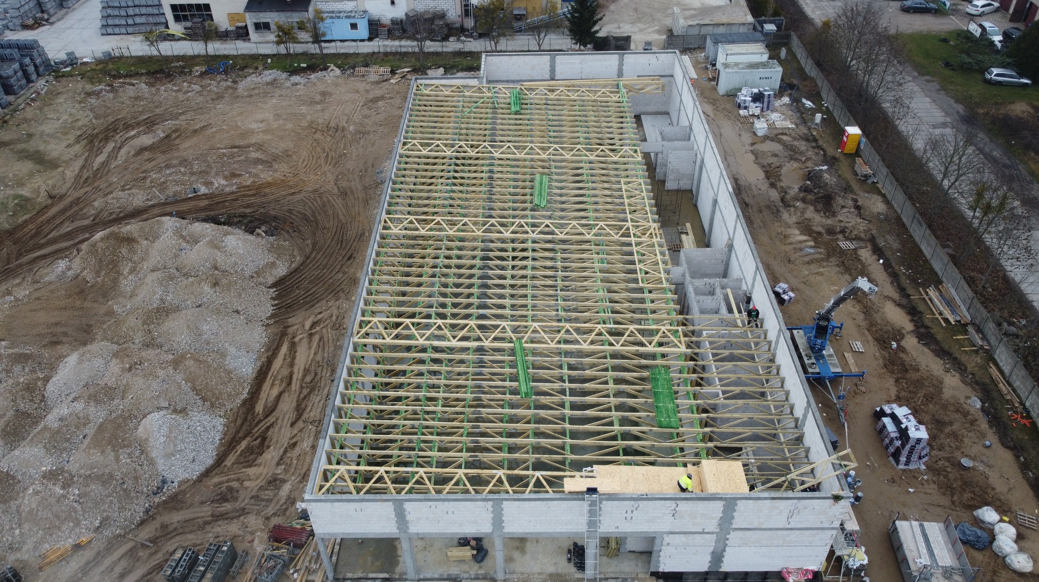 Wiązary na budynku sklepu wielkopowierzchniowego