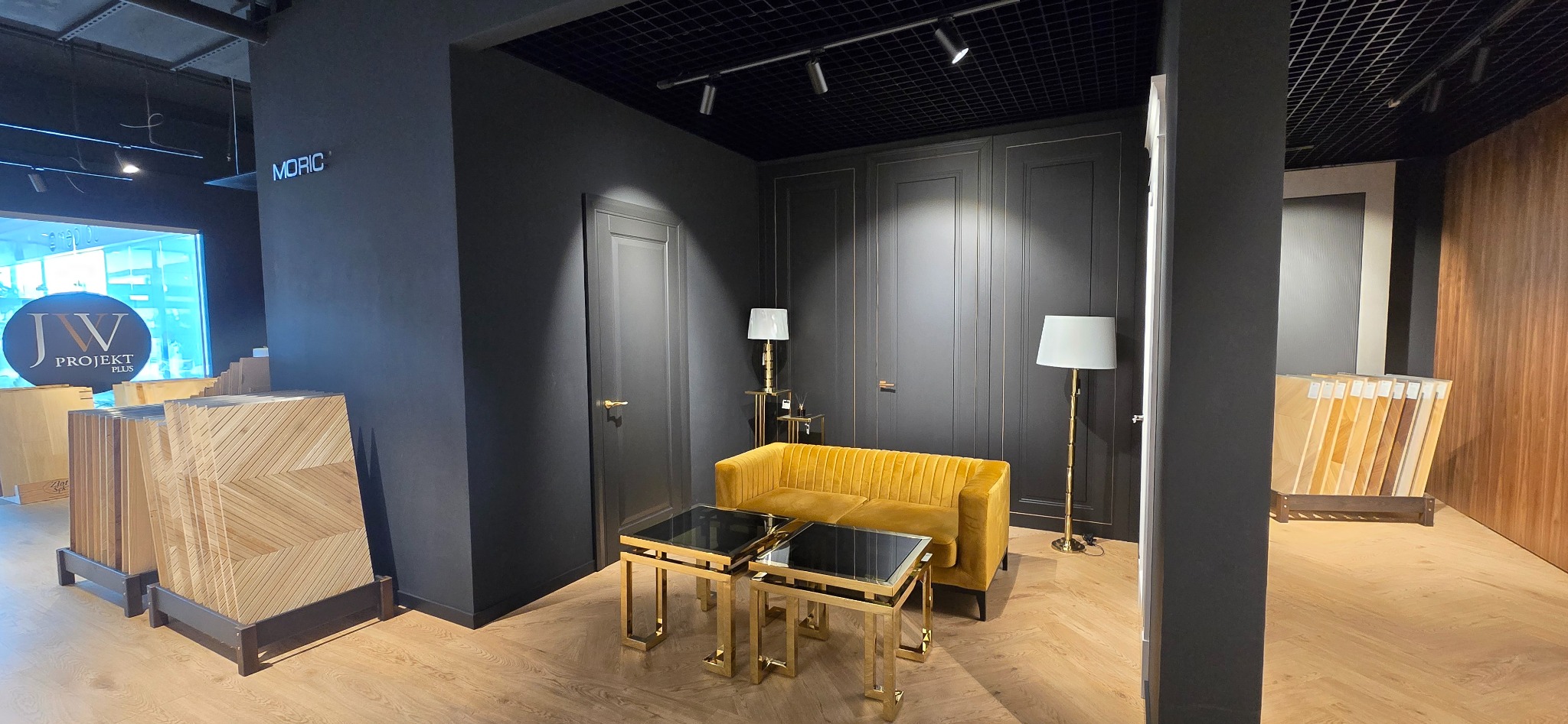 zabudowa ściany z drzwiami