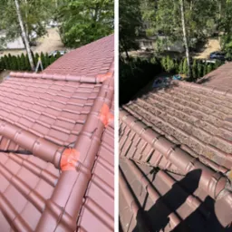 Porównanie dachu przed i po. Po lewej stronie dach z brązową dachówką po renowacji, po prawej dach z zabrudzeniami i liśćmi. Widok z góry.