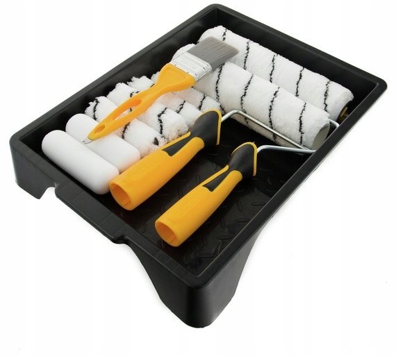 Zestaw malarski w czarnej kuwecie: wałki z czarnymi paskami, małe białe wałki, pędzel z żółtą rączką i dwie rączki do wałków z żółtymi uchwytami.