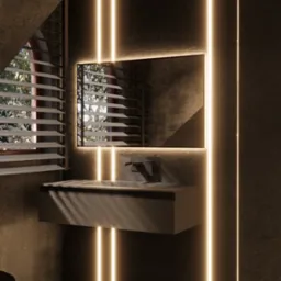 Nowoczesna łazienka w odcieniach szarości z podświetlanym lustrem i pionowymi liniami LED, okno z żaluzjami w tle. Minimalistyczny design.