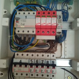 Poszukiwanie awarii spowodowanej uszkodzoną pralką.