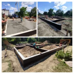 Etapy budowy fundamentów: wylewka, izolacja i zbrojenie. Widoczni pracownicy, betonowóz z pompą. Ujęcie w słoneczny dzień, zieleń w tle.