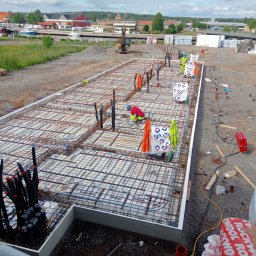 Nadzór nad budową izolowanych płyt fundamentowych na osiedlu domów wielorodzinnych.