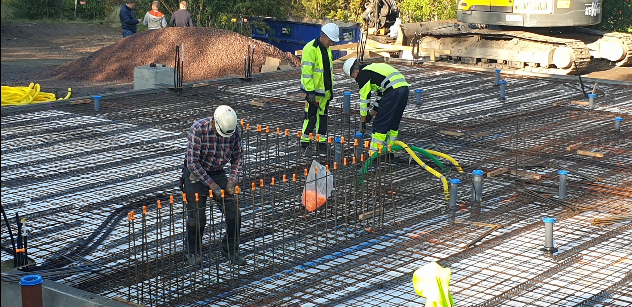Nadzór nad budową izolowanej płyty fundamentowej oraz budynku wielorodzinnego. Ściany żelbetowe, strop Filigran.