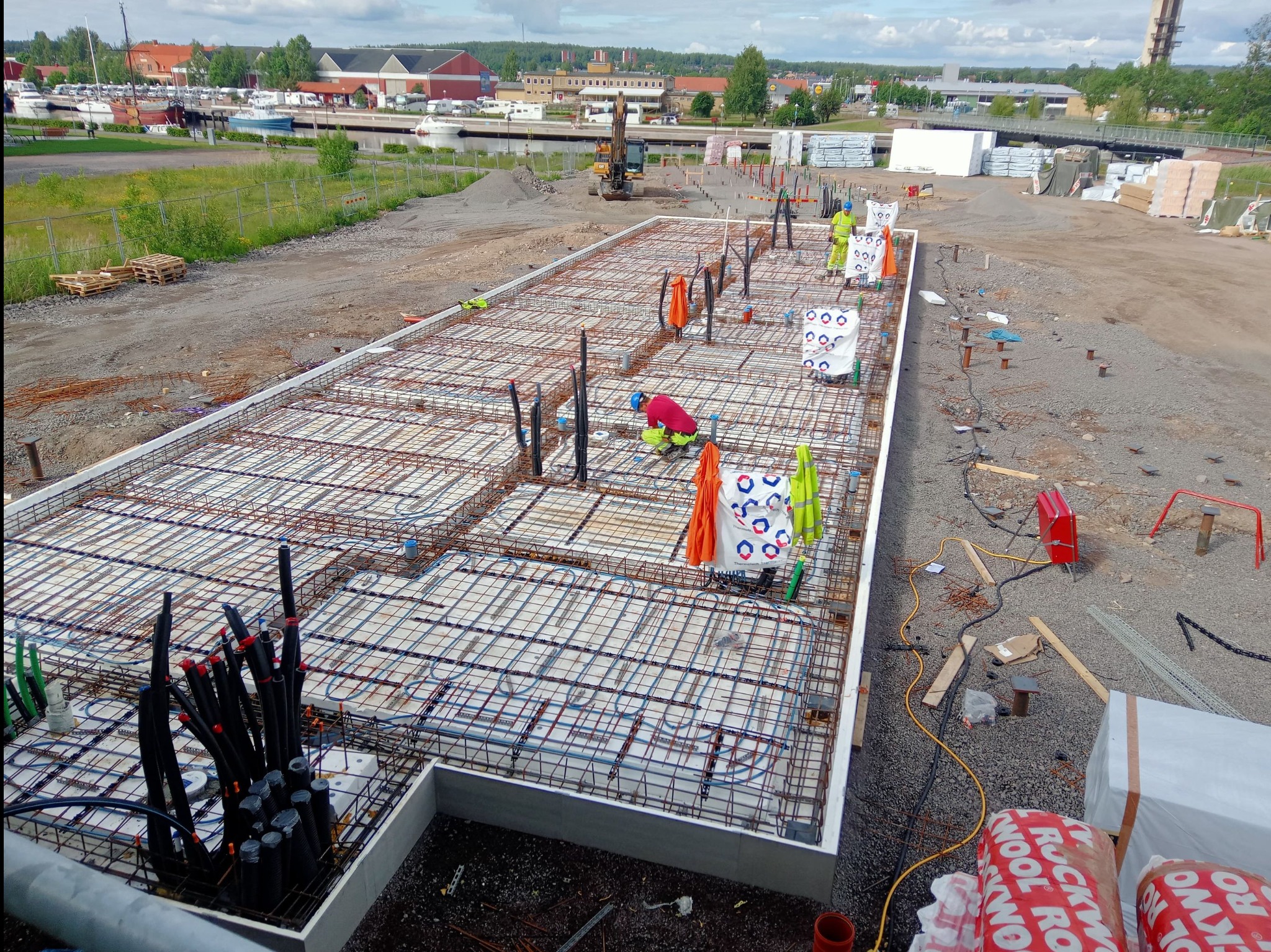 Nadzór nad budową izolowanych płyt fundamentowych na osiedlu domów wielorodzinnych.