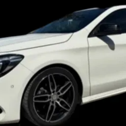 Biały Mercedes-Benz CLA z czarnymi felgami na czarnym tle, ukazany z boku. Widoczne detale karoserii i felg. Auto po detailingu.