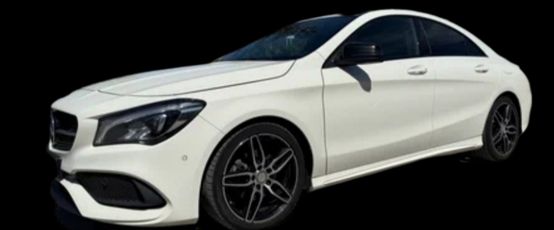 Biały Mercedes-Benz CLA z czarnymi felgami na czarnym tle, ukazany z boku. Widoczne detale karoserii i felg. Auto po detailingu.