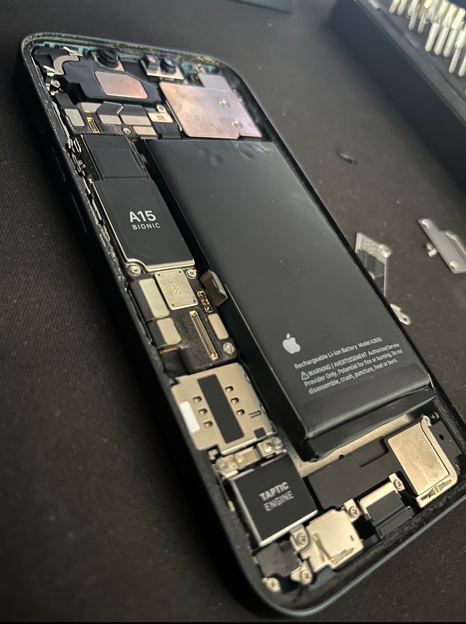 Wymiana spuchniętej baterii IPHONE 13