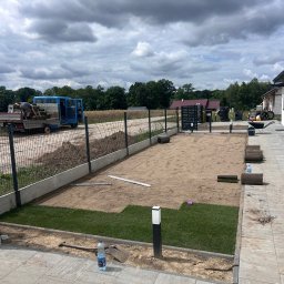 ARBA KAROLINA SŁABIG - Trawnik z rolki , po uprzednim nawiezieniu , oraz wyrównaniu gruntu do poziomu.