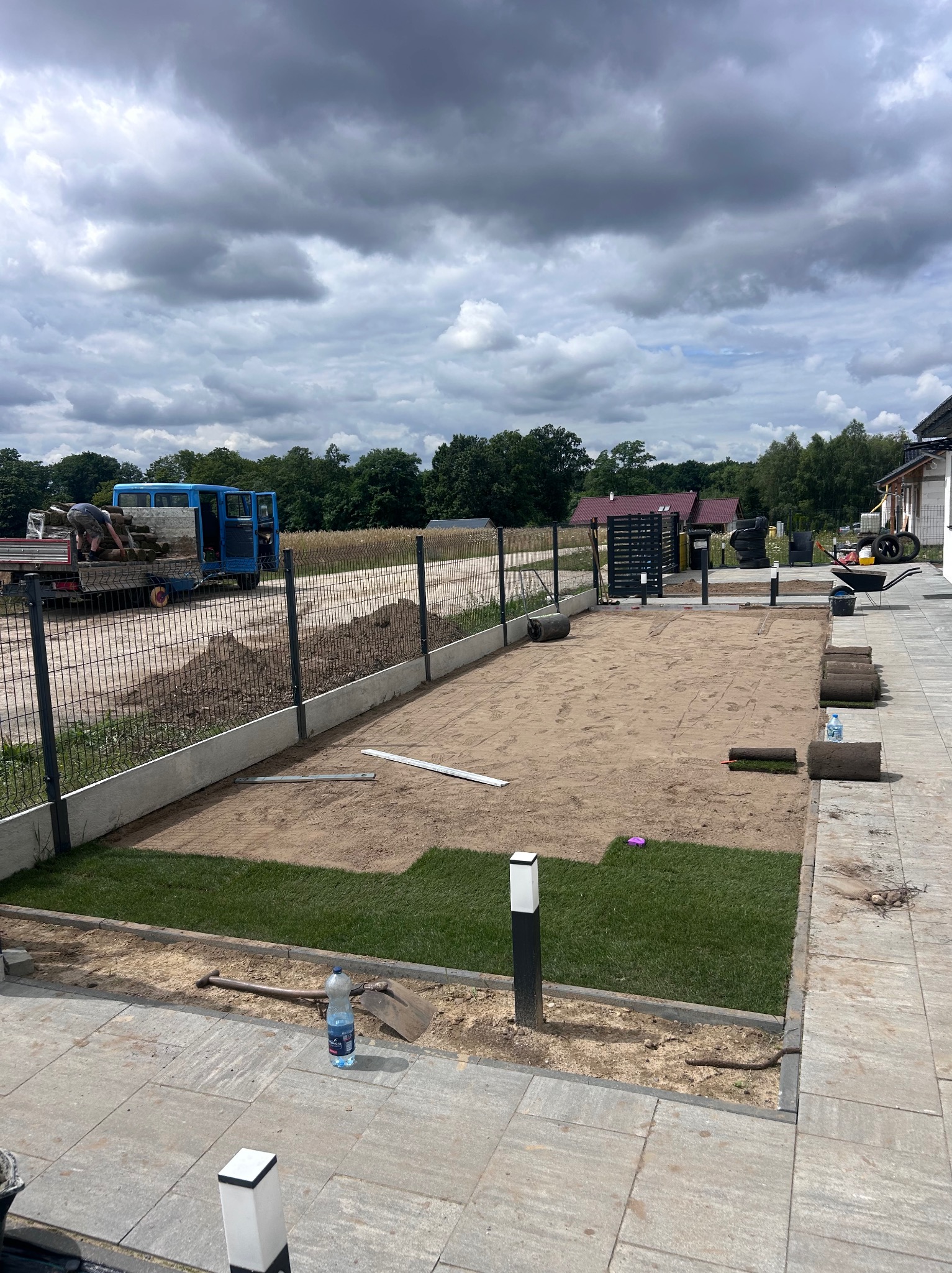 Trawnik z rolki , po uprzednim nawiezieniu , oraz wyrównaniu gruntu do poziomu.