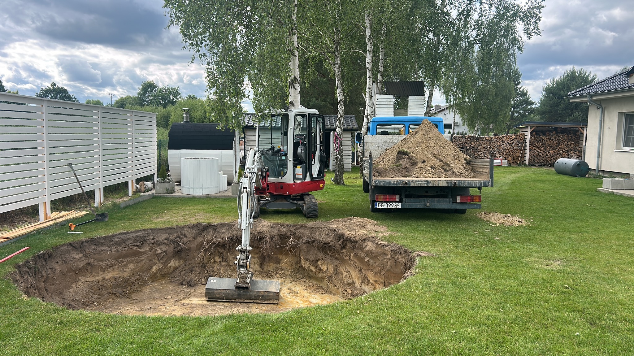 Wykopy pod baseny wraz z odwozem urobku