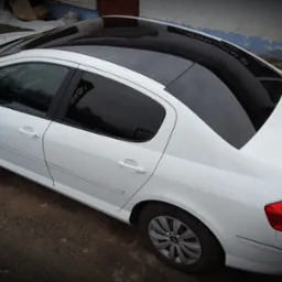 Mercedes C-Klasa -Dach oklejony folia czarny połysk -Szyby przód 65%, tył 95%