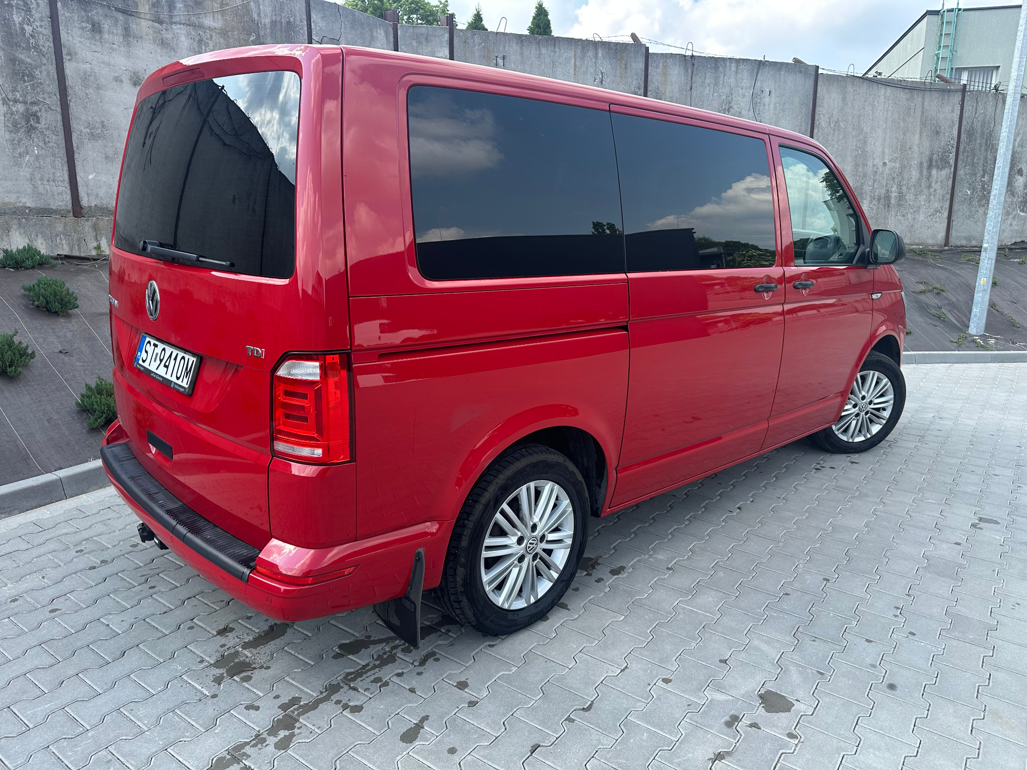 Przyciemnianie szyb najciemniejszą folią 95%.