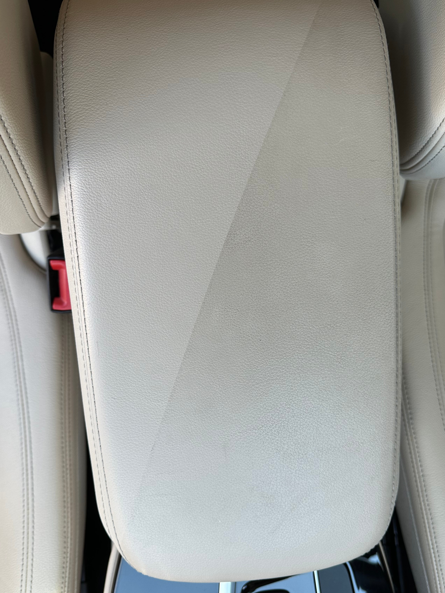 Efekt czyszczenia skórzanego podłokietnika