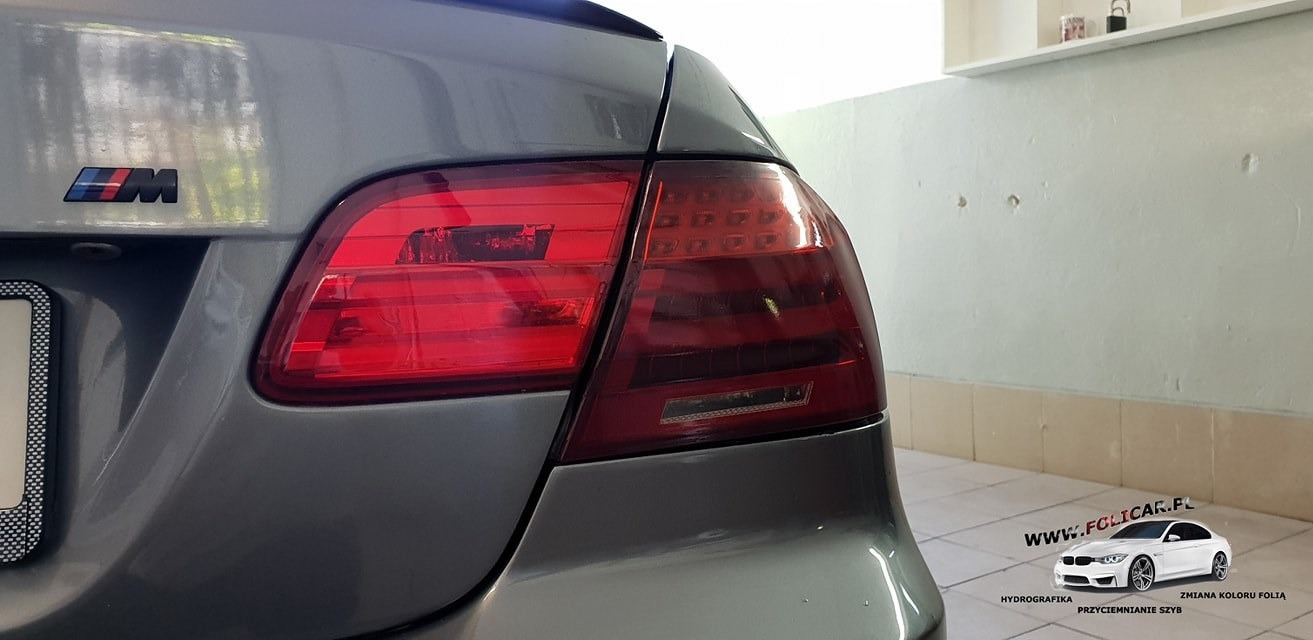 Efekt przyciemnienia lamp jasną folią.