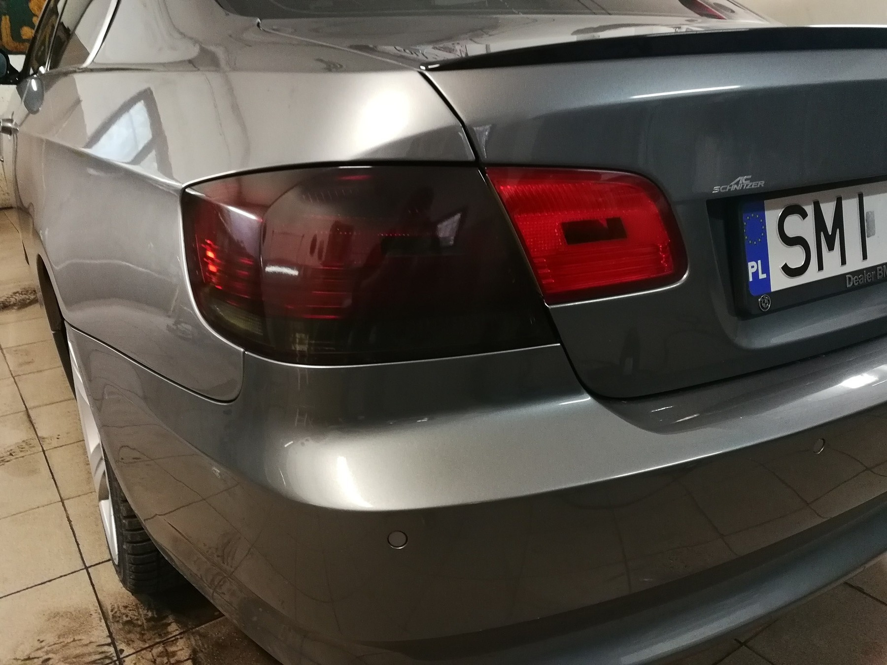 Efekt przyciemnienia lamp ciemną folią.