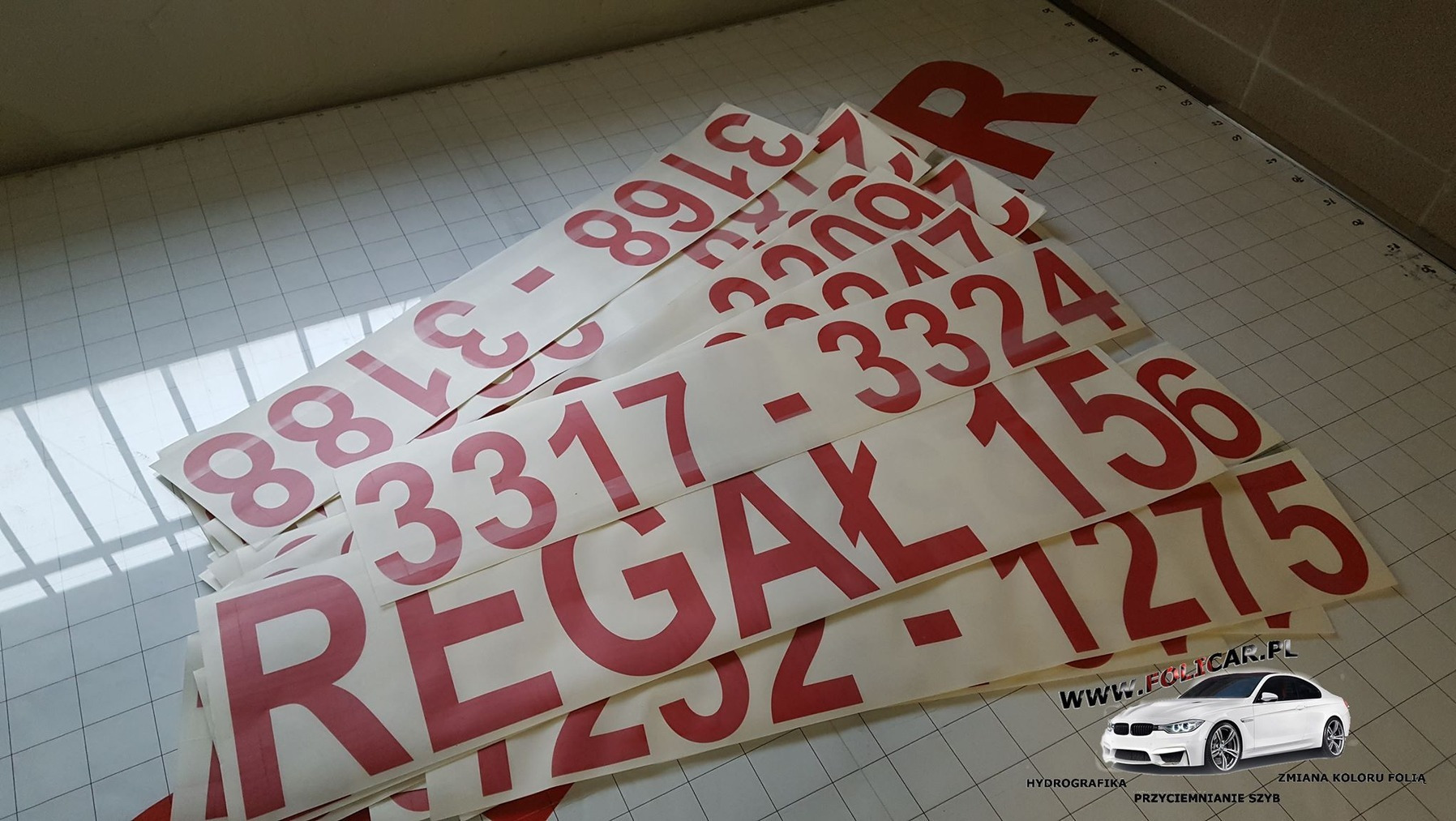 Wycinanie naklejek na zamówienie.