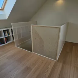 Barierka wykonana z profili stalowych i siatki perforowanej