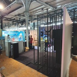 PRO GRAPHIC Jacek Siemiec - Wykonanie zabudowy targowej. Ekspozytory podświetlane wykonane z metalu, szkła oraz mdf