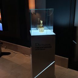 Ekspozytor podświetlany. Wykonany z metalu i szkła hartowanego optiwhite