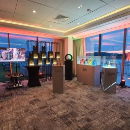 Ekspozycja eventowa. Wykonanie modułowych ekspozytorów produktowych. Wykorzystane materiały to metal, szkło i lakierowany MDF.