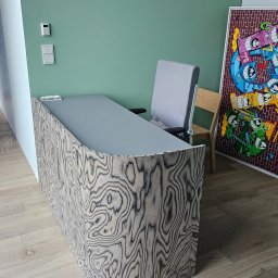 Wykonanie biurka z forniru z blatem z 12mm HPL.