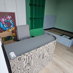 PRO GRAPHIC Jacek Siemiec - Biurko z forniru i blatem HPL w Gliwicach. Unikalny wzór drewna na froncie biurka. W tle zielona szafka i łóżko z podnoszonym stelażem. Nowoczesny design.