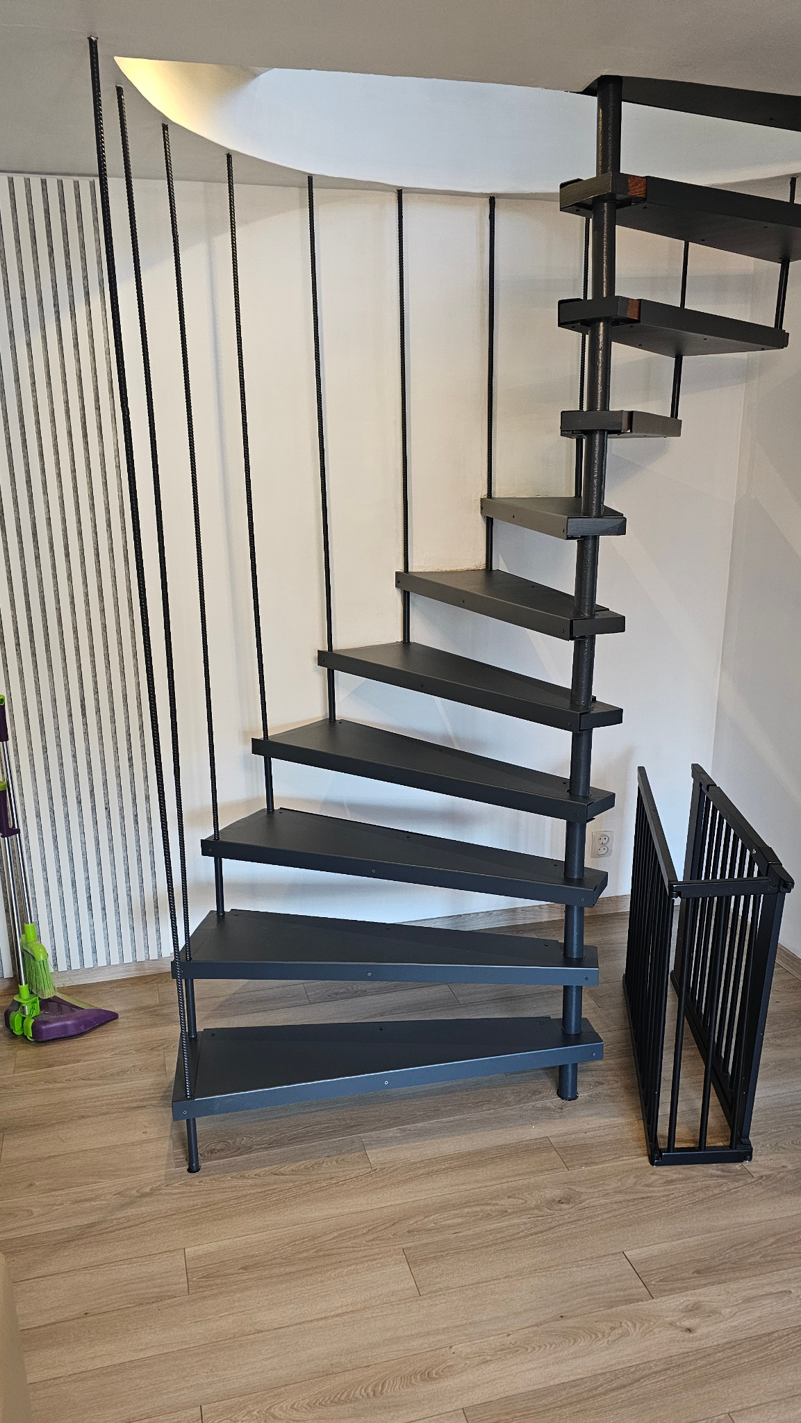 Wykonanie stopnic z blachy stalowej giętej CNC. Lakierowanie proszkowe