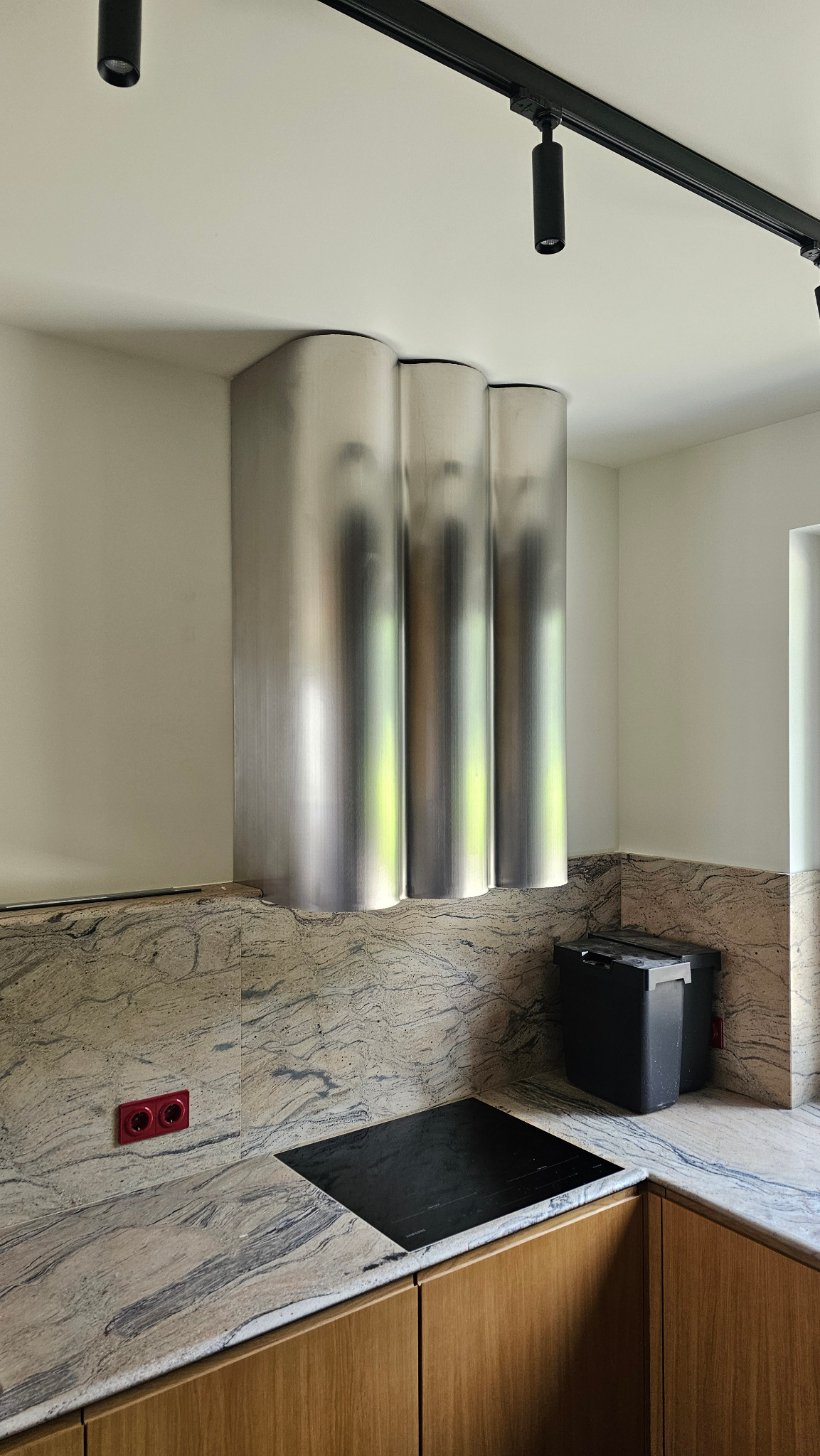 Wykonanie zabudowy pochłaniacza kuchennego. Stal nierdzewna walcowana i szlifowana.