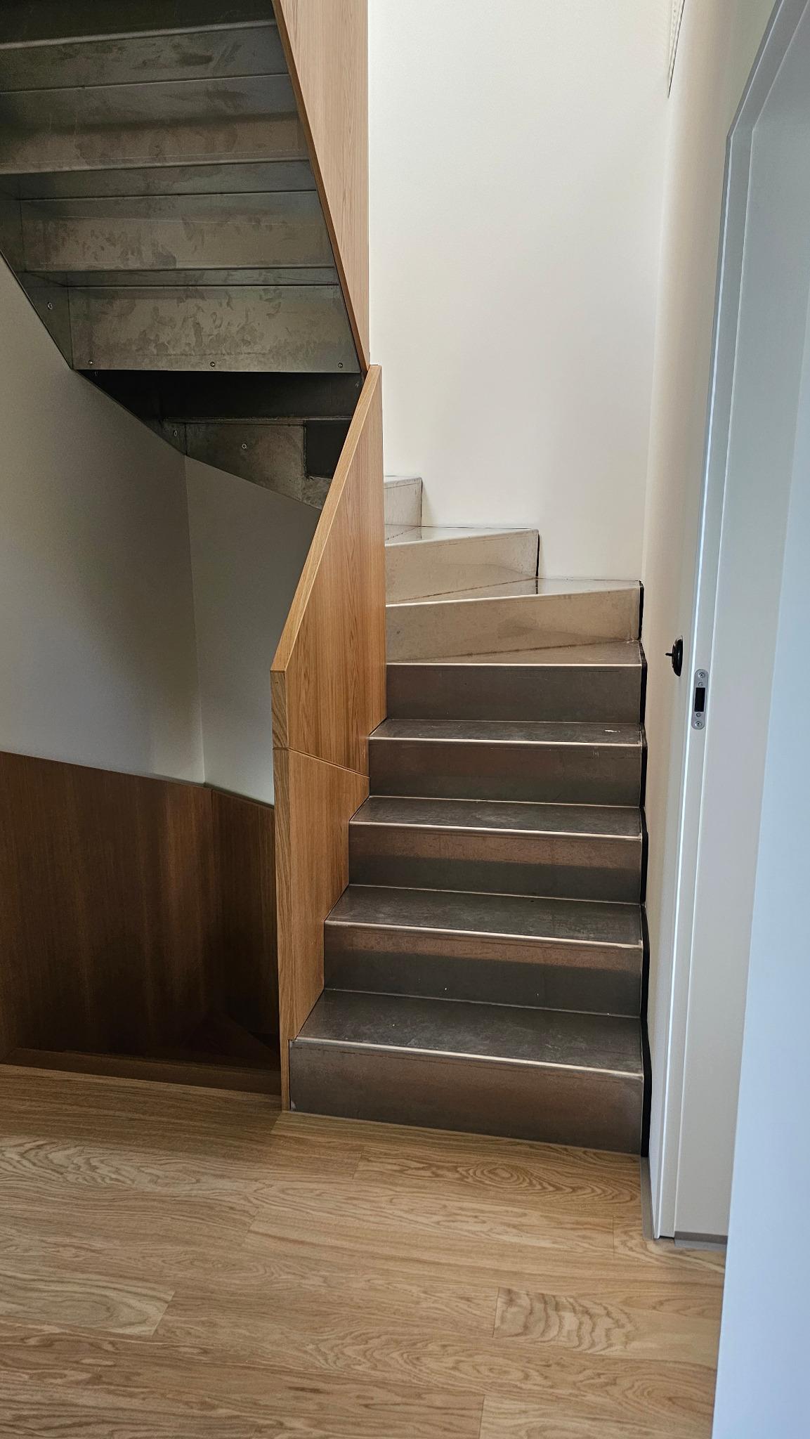 Schody wykonane z surowego aluminium.