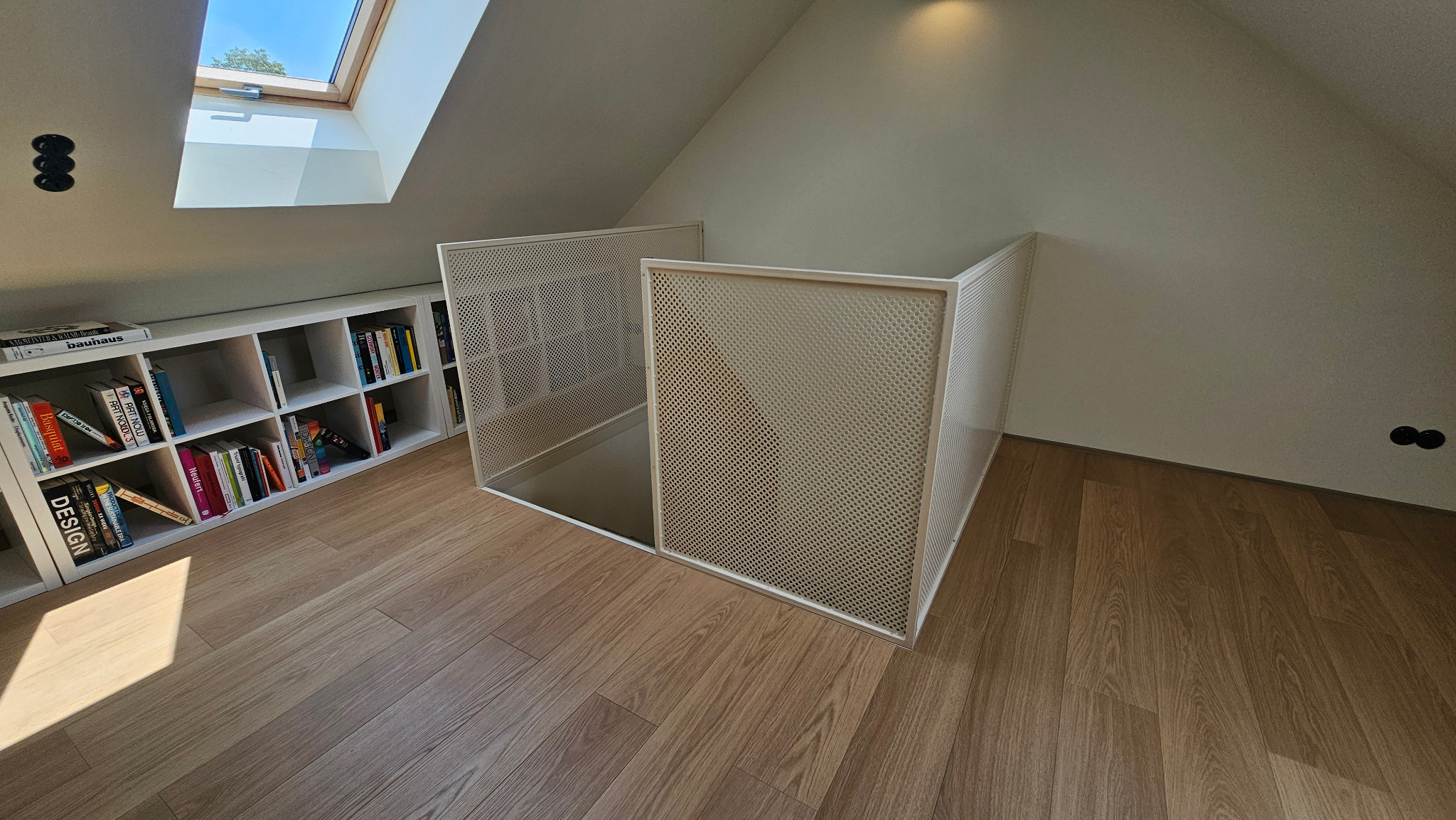 Barierka wykonana z profili stalowych i siatki perforowanej