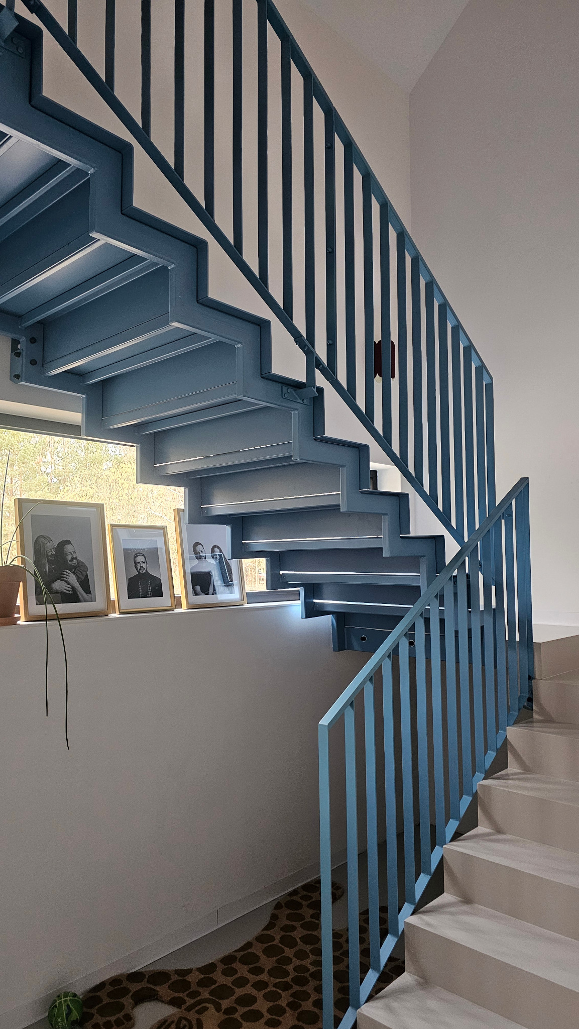 Schody stalowe + balustrada. Stopnice wykonane z aluminium