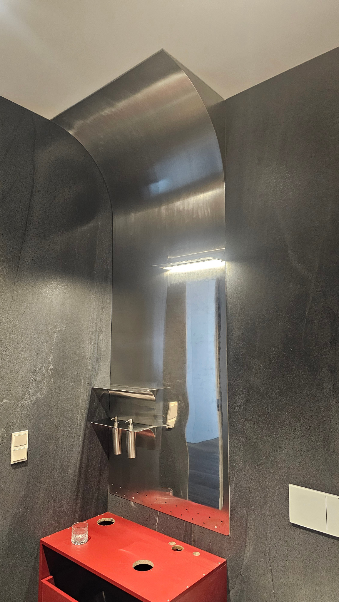 Lustro wykonane z polerowanej blachy nierdzewnej.