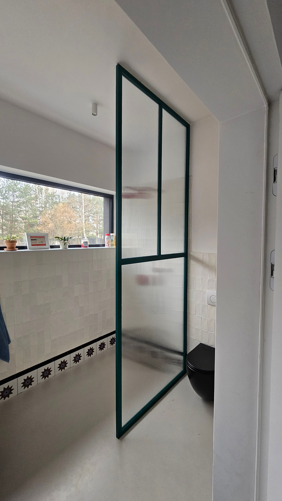 Ścianka prysznicowa wykonana z profili aluminiowych. Szkło hartowane flutes