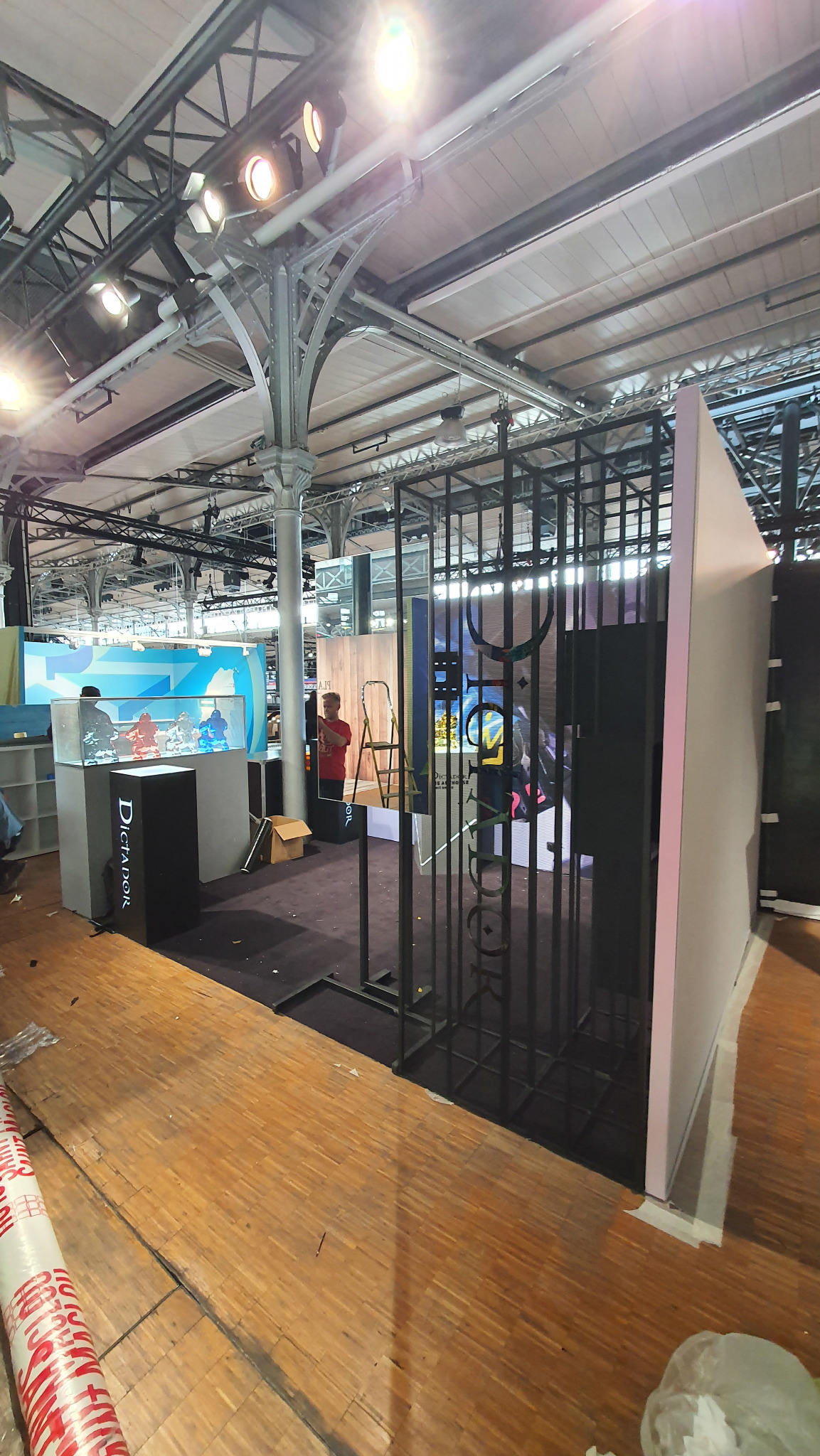 Wykonanie zabudowy targowej. Ekspozytory podświetlane wykonane z metalu, szkła oraz mdf