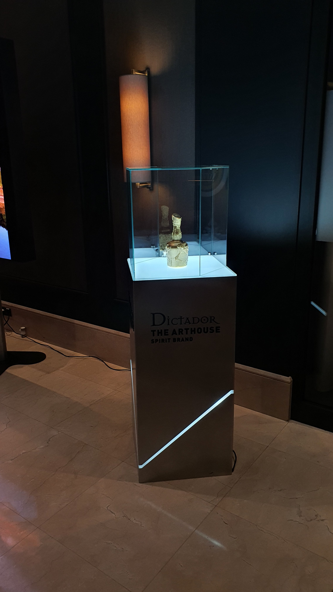 Ekspozytor podświetlany. Wykonany z metalu i szkła hartowanego optiwhite