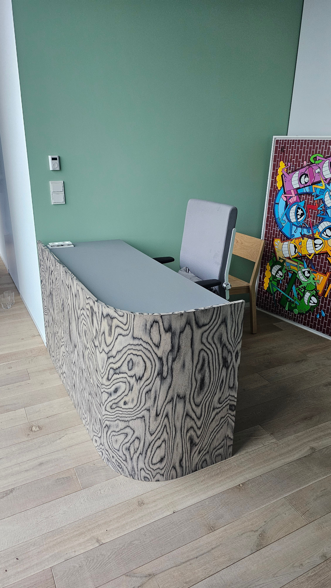 Wykonanie biurka z forniru z blatem z 12mm HPL.