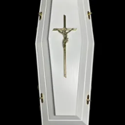 Biała trumna z drewnianym, złotym krucyfiksem na tle czerni. Widoczne złote uchwyty. Precyzyjne wykonanie stolarskie z dbałością o detale.