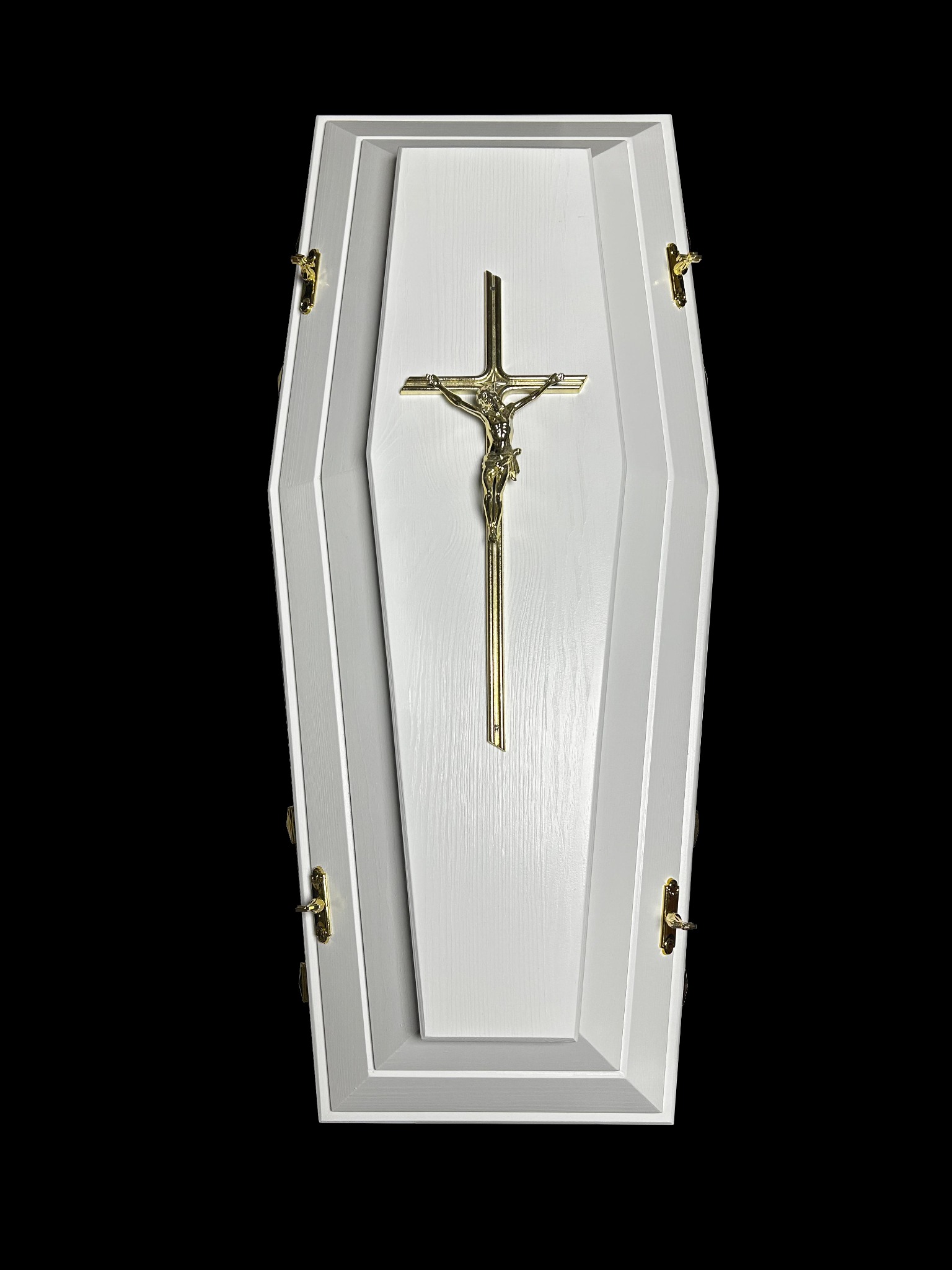 Biała trumna z drewnianym, złotym krucyfiksem na tle czerni. Widoczne złote uchwyty. Precyzyjne wykonanie stolarskie z dbałością o detale.