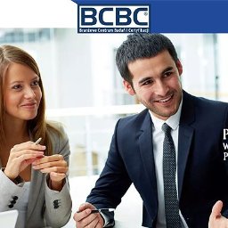 Artiworks Wiesław Małolepszy - Zespół BCBC w trakcie spotkania biznesowego. Widoczni uśmiechnięci pracownicy i klient. Na pierwszym planie tekst: Certyfikacje, Wdrożenia, Szkolenia, Wizerunek firmy.