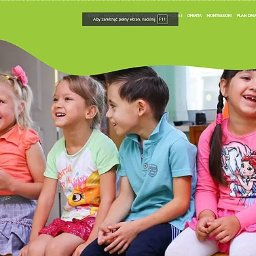Artiworks Wiesław Małolepszy - Uśmiechnięte dzieci siedzą obok siebie na tle strony internetowej przedszkola MaliWielcy, z zielonym motywem graficznym u góry. Widoczny fragment menu strony.