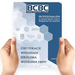 Artiworks Wiesław Małolepszy - Dłonie trzymają ulotkę BCBC z informacjami o certyfikacji, wdrożeniach, szkoleniach i wizerunku firmy. Widoczne logo i hasło: Profesjonalizm w zakresie szeroko pojętej problematyki jakości.