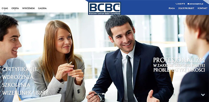 Zespół BCBC w trakcie spotkania biznesowego. Widoczni uśmiechnięci pracownicy i klient. Na pierwszym planie tekst: Certyfikacje, Wdrożenia, Szkolenia, Wizerunek firmy.